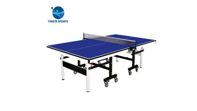 Tischtennisplatte mit blauer Oberfläche und verstellbarem Netz.